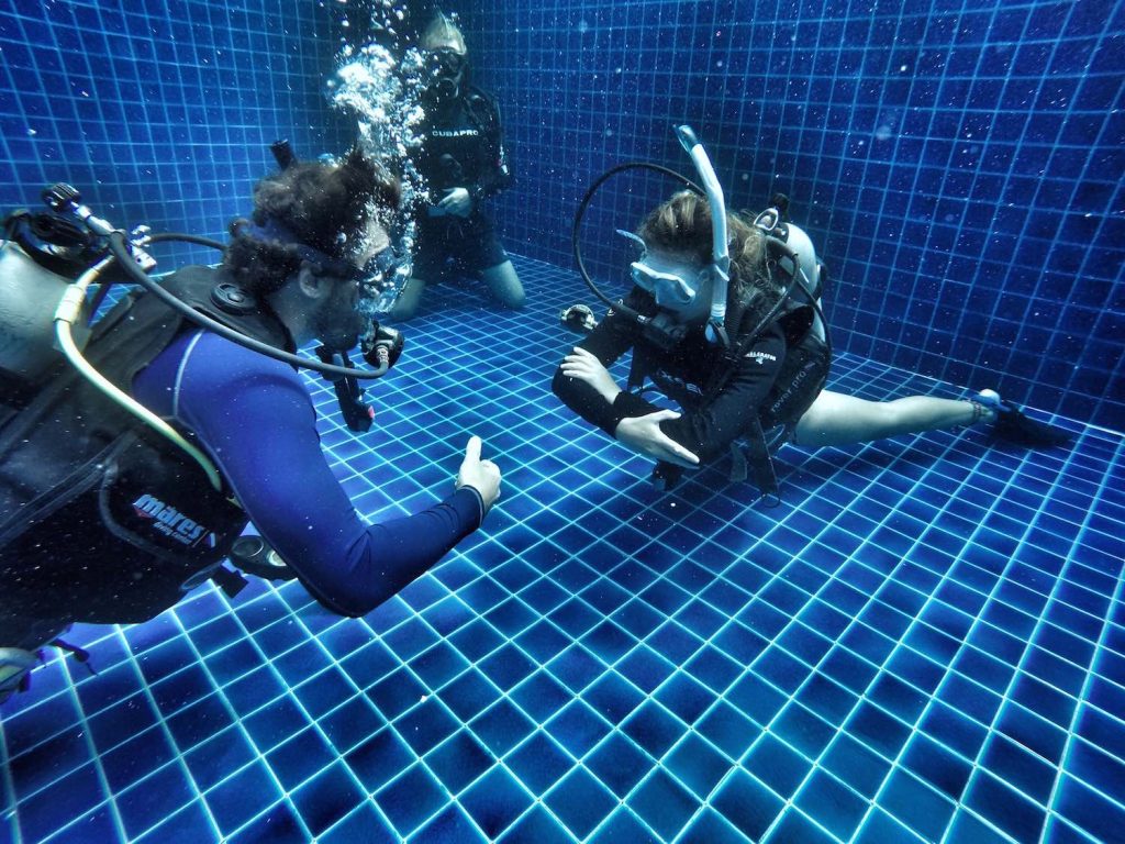 idckohtao.com-koh-tao-scuba-diving-divemaster-pool-training-fin-pivot