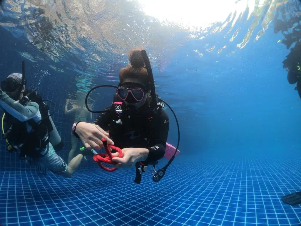 idckohtao.com tying knot skills in a pool