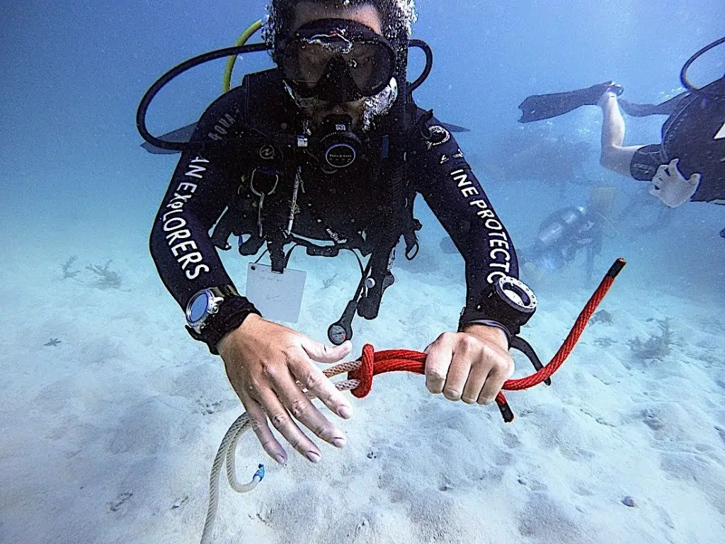 search and recovery diving instructor tying knots