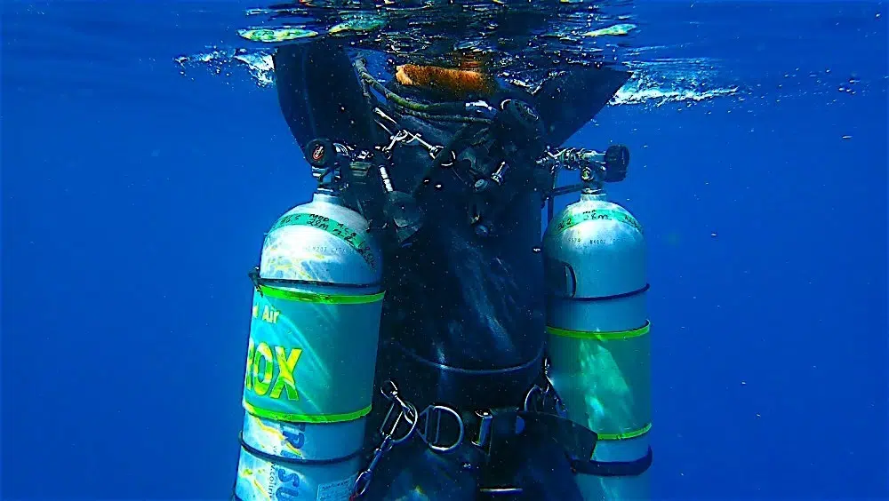 scuba diver using nitrox gas blend for scuba diving on koh tao